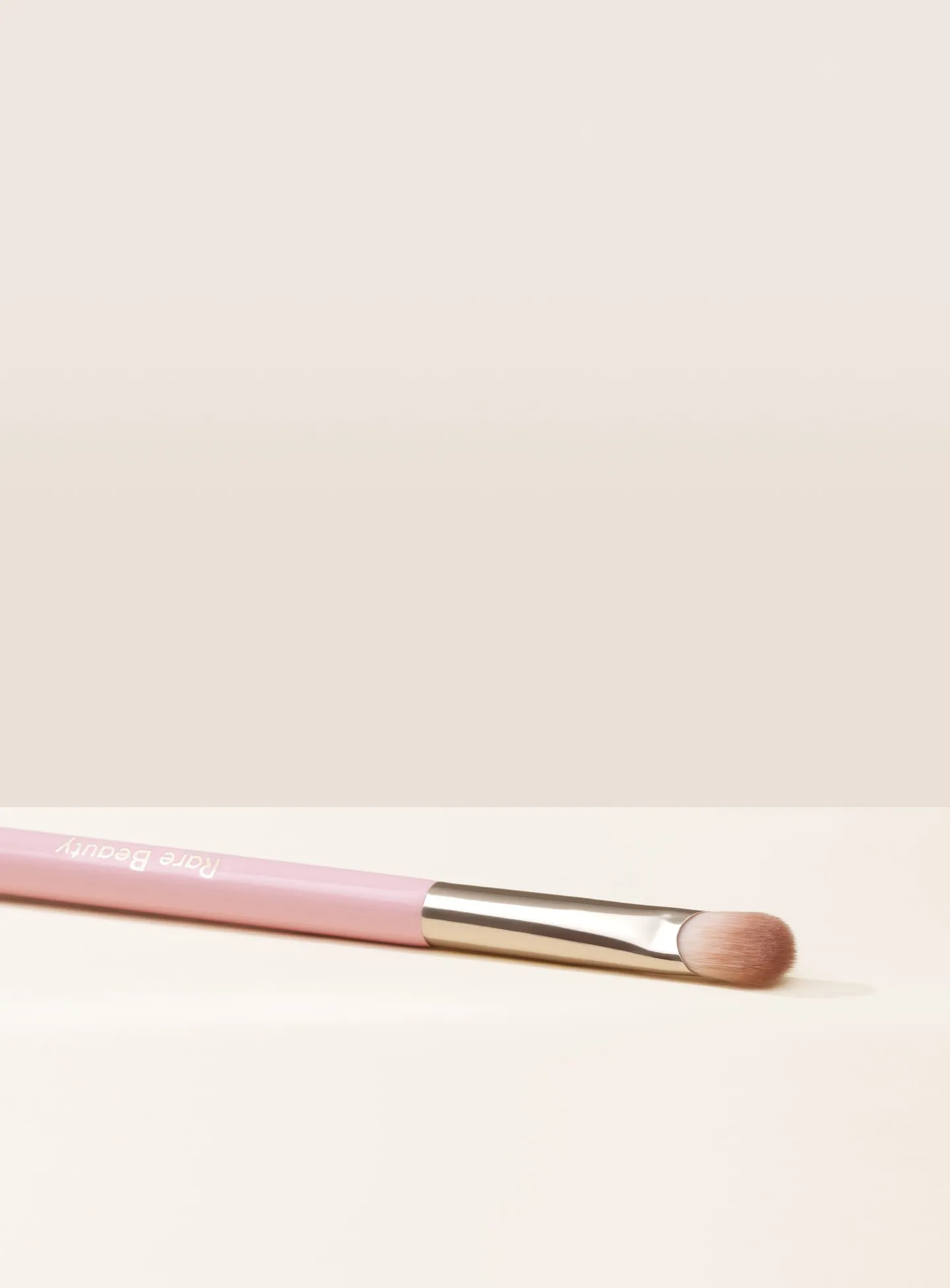 Stay Vulnerable All-Over Eyeshadow Brush Rare Beauty
