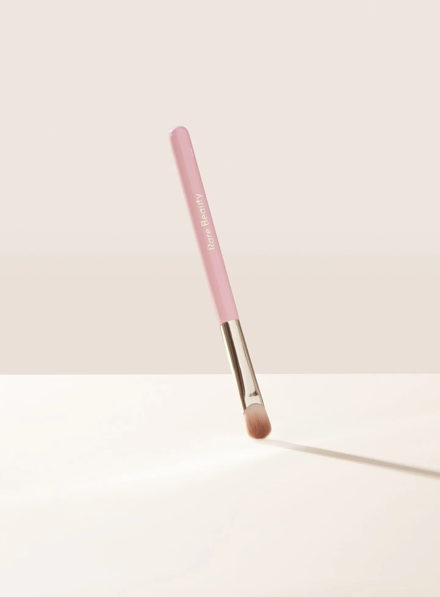 Stay Vulnerable All-Over Eyeshadow Brush Rare Beauty