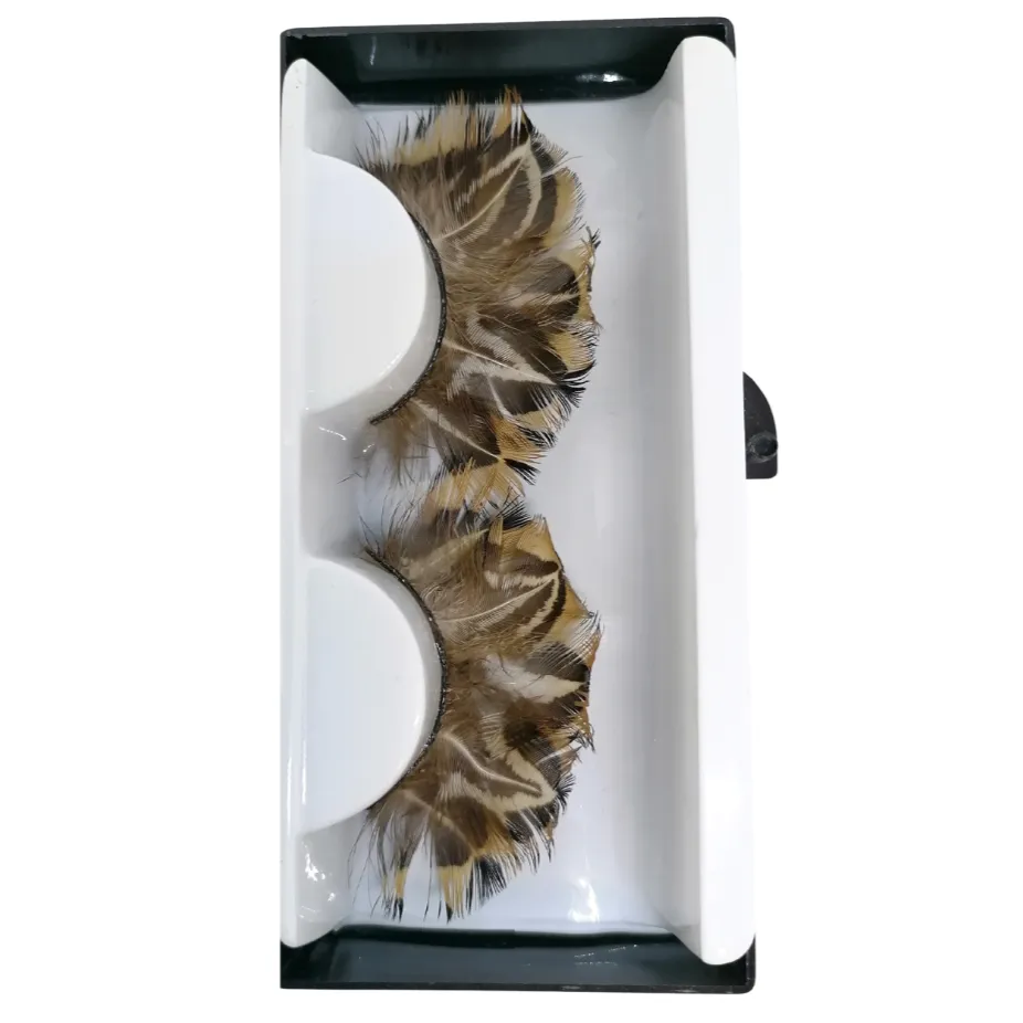Strip flare lashes in line for make-up, SAVANNA